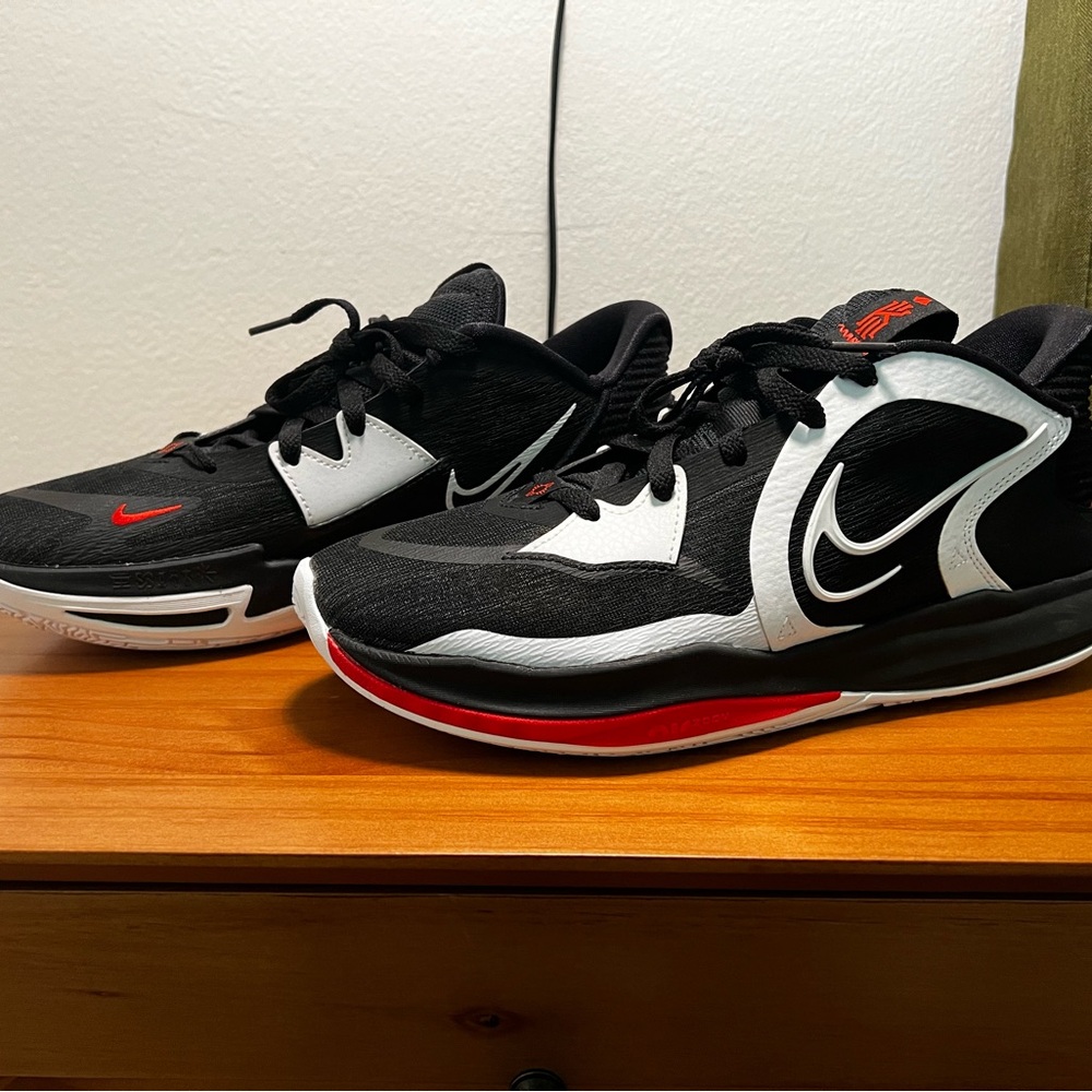 Nike Kyrie 5 Low “Dominos” Size 10 brand new